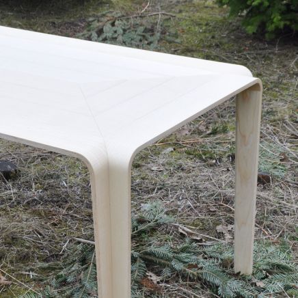 Erling Christoffersen formspændt bord i ask fremstillet af møbelsnedkeri Kjeldtoft